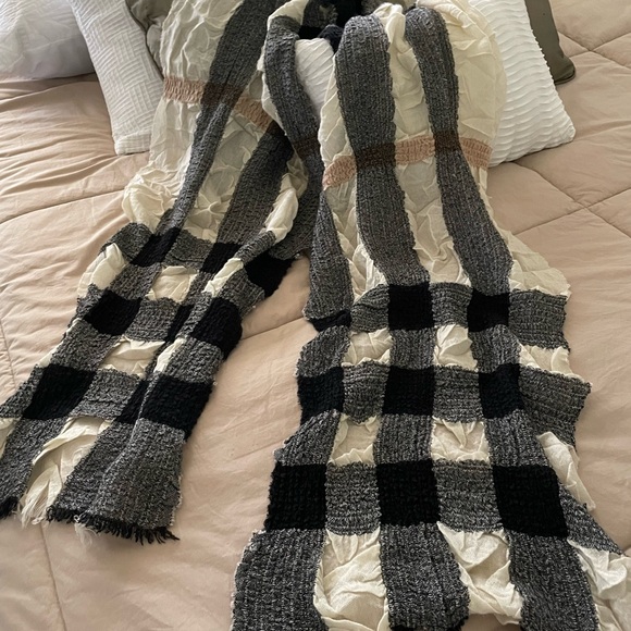 Cashmere Burberry Black, Gray and Cream Checkered Scarf - Picture 1 of 5